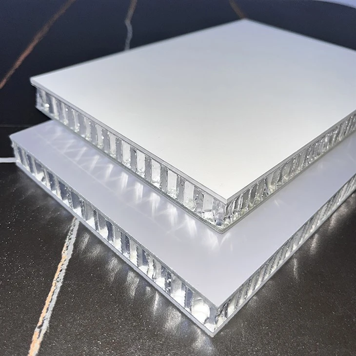 Fireproof Number Control Embossing Paj Hlau Square Ceilings Cladding Aluminium Ceiling Vaj Huam Sib Luag Lub Tsev Chaw Ua Haujlwm